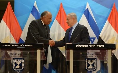 Le Premier ministre Benjamin Netanyahu (à droite) et le ministre égyptien des Affaires étrangères Sameh Choukri à Jérusalem, le 10 juillet 2016. (Crédit : Haim Zach/GPO)