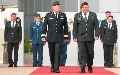 Le chef d'Etat-major Gadi Eizenkot (à droite) reçoit son homologue canadien, le général Vance, le 25 juillet 2016. (Crédit : unité des porte-paroles de l'armée israélienne)