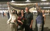 Le mariage juif Improvisé des Américains Lana Atlasov et David Mednick (au centre) sur la place Saint Marc de Venise le 26 juin 2016. L'officiant Todd Shotz est à gauche (Autorisation)