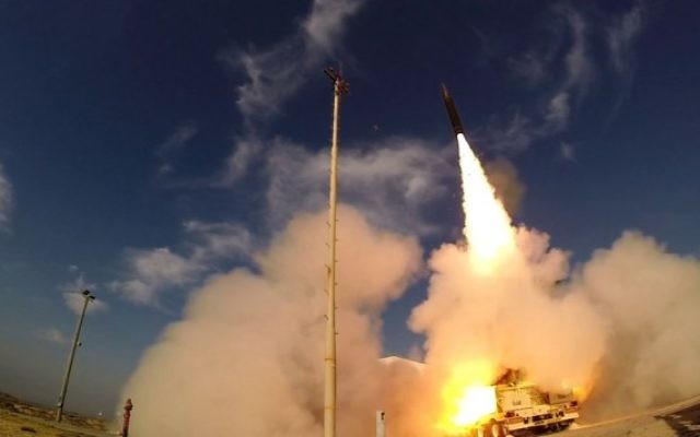 Un missile Arrow 3 lancé depuis la base aérienne de Palmachim, dans le centre d'Israël, le 10 décembre 2015. Illustration. (Crédit : ministère de la Défense) Un missile Arrow 3 lancé depuis la base aérienne de Palmachim, dans le centre d'Israël, le 10 décembre 2015. Illustration. (Crédit : ministère de la Défense)