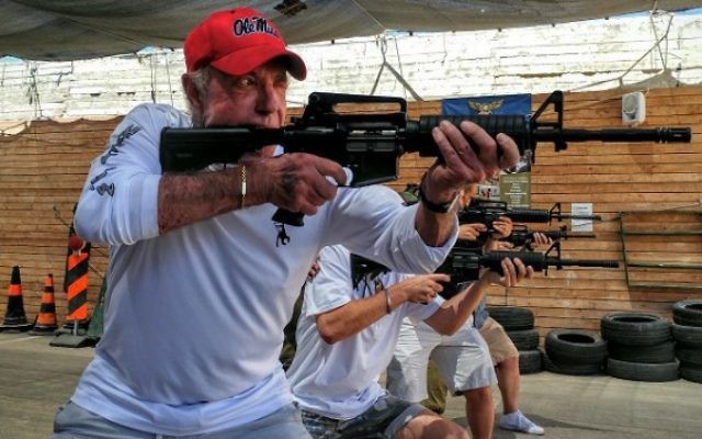 L'acteur James Caan dans un centre de formation au tir dans le Gush Etzion, le 21 juillet 2016. (Crédit : Or Gefen) L'acteur James Caan dans un centre de formation au tir dans le Gush Etzion, le 21 juillet 2016. (Crédit : Or Gefen)