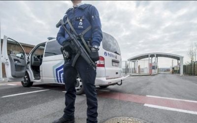 Un officier de police monte la garde à l'entrée de l'aéroport de Bruxelles, à Zaventem, le 22 mars 2016. (Crédit : AFP / Belga / FILIP DE SMET / Belgique OUT)