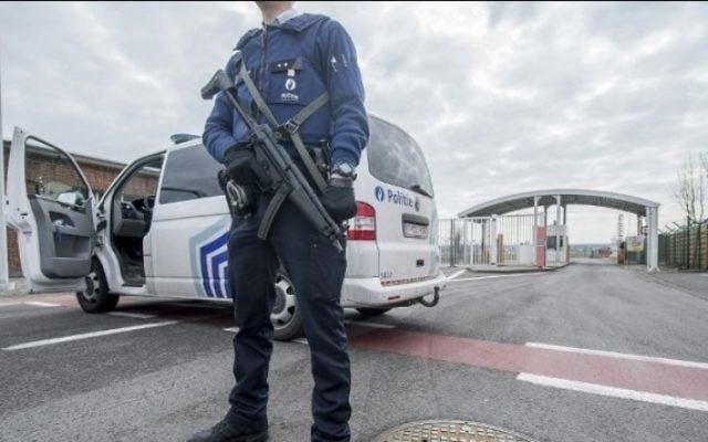 Un officier de police monte la garde à l'entrée de l'aéroport de Bruxelles, à Zaventem, le 22 mars 2016. (Crédit : AFP / Belga / FILIP DE SMET / Belgique OUT) Un officier de police monte la garde à l'entrée de l'aéroport de Bruxelles, à Zaventem, le 22 mars 2016. (Crédit : AFP / Belga / FILIP DE SMET / Belgique OUT)