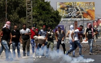 Des activistes palestiniens du Front populaire de libération de la Palestine manifestent contre la détention par Israël de Bilal Kayed, membre du Front en grève de la faim, à Naplouse, en Cisjordanie, le 29 juillet 2016. (Crédit : AFP/Jaafar Ashtiyeh)