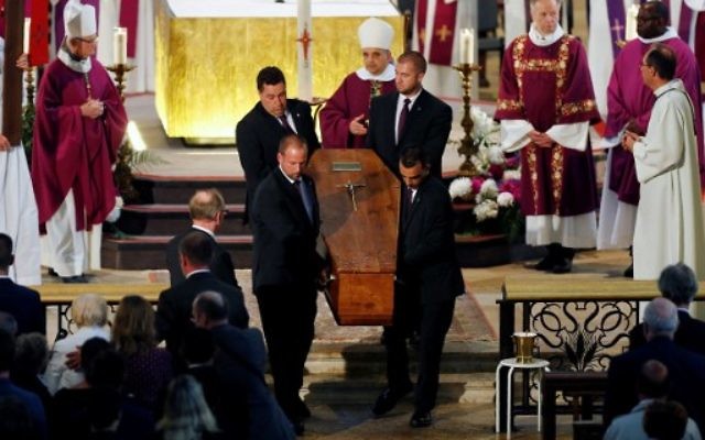 Funérailles du prêtre Jacques Hamel en la cathédrale de Rouen, le 2 août 2016. Le prêtre a été tué dans une église à Saint-Etienne-du-Rouvray le 26 juillet lors d'une prise d'otages revendiquée par le groupe Etat islamique. (Crédit : Charly Triballeau/Pool/AFP) Funérailles du prêtre Jacques Hamel en la cathédrale de Rouen, le 2 août 2016. Le prêtre a été tué dans une église à Saint-Etienne-du-Rouvray le 26 juillet lors d'une prise d'otages revendiquée par le groupe Etat islamique. (Crédit : Charly Triballeau/Pool/AFP)