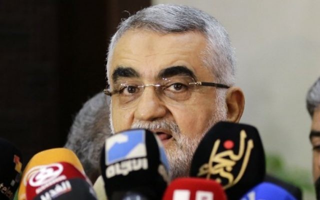 Alaeddin Boroujerdi, président de la commission de la sécurité nationale et des affaires étrangères de l’Iran, pendant une conférence de presse après sa rencontre avec le président du parlement syrien à Damas, le 3 août 2016. (Crédit : AFP/Louai Beshara) Alaeddin Boroujerdi, président de la commission de la sécurité nationale et des affaires étrangères de l’Iran, pendant une conférence de presse après sa rencontre avec le président du parlement syrien à Damas, le 3 août 2016. (Crédit : AFP/Louai Beshara)