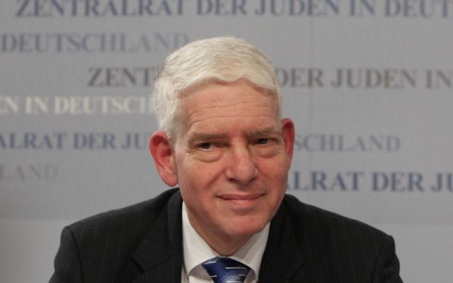 Josef Schuster, président du Conseil central des Juifs d'Allemagne, pendant une conférence de presse à Frankfurt am Main, le 30 novembre 2014. (Crédit : Daniel Roland/AFP)