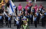 La porte-drapeau d'Israël, Neta Rivkin, mène sa délégation pendant la cérémonie d'ouverture des Jeux olympiques 2016 de Rio de Janeiro au stade Maracana, le 5 août 2016. (Crédit : AFP/Pedro Ugarte)