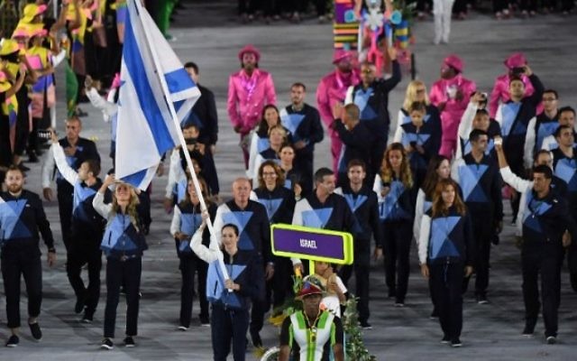 La porte-drapeau d'Israël, Neta Rivkin, mène sa délégation pendant la cérémonie d'ouverture des Jeux olympiques 2016 de Rio de Janeiro au stade Maracana, le 5 août 2016. (Crédit : AFP/Pedro Ugarte)