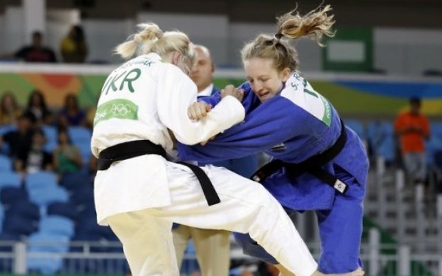 L'Israélienne Shira Rishoni, en bleu, affronte l'Ukrainienne Maryna Cherniak pendant un combat féminin des moins de 48kg aux JO de Rio, le 6 août 2016. (Crédit: AFP/Jack Guez)