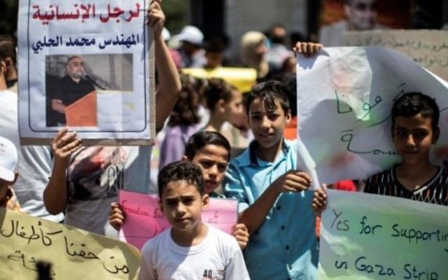 Manifestation de soutien à Mohammed Halabi, directeur pour Gaza de World Vision, à Gaza Ville, le 7 août 2016. (Crédit : Mahmud Hams/AFP) Manifestation de soutien à Mohammed Halabi, directeur pour Gaza de World Vision, à Gaza Ville, le 7 août 2016. (Crédit : Mahmud Hams/AFP)