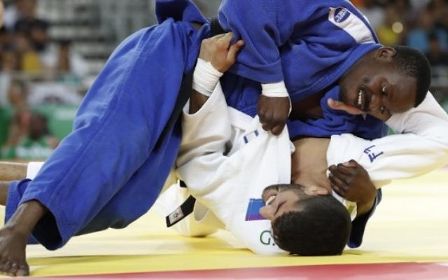 L'Israélien Golan Pollack (en blanc) contre le Zambien Mathews Punza dans la catégorie des moins de 66 kg en judo, pendant les JO de Rio, le 7 août 2016. (Crédit : AFP/Jack Guez) L'Israélien Golan Pollack (en blanc) contre le Zambien Mathews Punza dans la catégorie des moins de 66 kg en judo, pendant les JO de Rio, le 7 août 2016. (Crédit : AFP/Jack Guez)