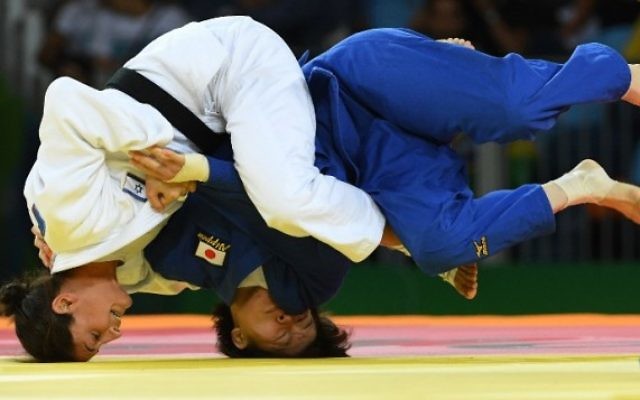 L'Israélienne Yarden Gerbi (en blanc) contre la Japonaise Miku Tashiro pendant le combat pour le bronze du tournoi de judo féminin des -63kg aux Jeux olympiques de Rio, le 9 août 2016. (Crédit : AFP/Toshifumi Kitamura) L'Israélienne Yarden Gerbi (en blanc) contre la Japonaise Miku Tashiro pendant le combat pour le bronze du tournoi de judo féminin des -63kg aux Jeux olympiques de Rio, le 9 août 2016. (Crédit : AFP/Toshifumi Kitamura)