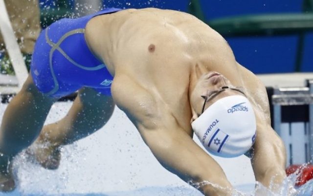 La nageur israélien Yakov Toumarkin pendant le 200m dos crawlé masculin des jeux olympiques de Rio 2016, le 1à août 2016. (Crédit : AFP/Odd Andersen)