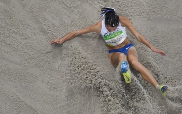 L'Israélienne Hanna Knyazyeva-Minenko pendant la finale du triple saut féminin des Jeux olympiques 2016 de Rio, le 14 août 2016. (Crédit : AFP/Antonin Thuillier) L'Israélienne Hanna Knyazyeva-Minenko pendant la finale du triple saut féminin des Jeux olympiques 2016 de Rio, le 14 août 2016. (Crédit : AFP/Antonin Thuillier)