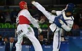 Illustration : Le combattant israélien Ron Atias (à droite) combattant Venilton Teixeira du Brésil lors de la phase de qualification de taekwondo dans la catégorie homme lors des Jeux Olympiques Rio en 2016, Rio de Janeiro, le 17 août, 2016, (Crédit : Ed Jones/AFP)