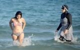 Une Tunisiennes portant un «burkini», un maillot de bain complet conçu pour les femmes musulmanes très pratiquantes, à la plage de Ghar El Melh près de Bizerte, au nord-est de Tunis, le 16 août 2016. (Crédit: AFP/Fethi Belaid)