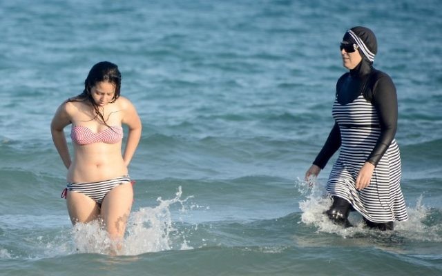 Une Tunisiennes portant un «burkini», un maillot de bain complet conçu pour les femmes musulmanes très pratiquantes, à la plage de Ghar El Melh près de Bizerte, au nord-est de Tunis, le 16 août 2016. (Crédit: AFP/Fethi Belaid) Une Tunisiennes portant un «burkini», un maillot de bain complet conçu pour les femmes musulmanes très pratiquantes, à la plage de Ghar El Melh près de Bizerte, au nord-est de Tunis, le 16 août 2016. (Crédit: AFP/Fethi Belaid)