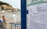 Photo d'un arrêté interdisant aux femmes de porter un burkini sur la plage, le 19 août 2016 à Nice, dans le sud de France (Crédit : AFP PHOTO / JEAN CHRISTOPHE MAGNENET)