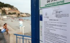 Photo d'un arrêté interdisant aux femmes de porter un burkini sur la plage, le 19 août 2016 à Nice, dans le sud de France (Crédit : AFP PHOTO / JEAN CHRISTOPHE MAGNENET)