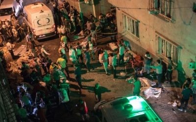 Les ambulances arrivent sur la scène d'un attentat suicide pendant un mariage, à Gaziantep, en Turquie, le 20 août 2016. (Crédit : AFP/Ahmed Deeb)