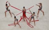 L'équipe israélienne concoure au ruban en finale de gymnastique rythmique pendant les Jeux olympiques de Rio, le 21 août 2016. (Crédit : AFP/Thomas Coex)