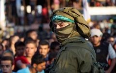 Un membre palestinien des Brigades al-Qassam, la branche armée du Hamas, pendant une parade militaire anti-Israël marquant le 2° anniversaire de la mort des commandants militaires du Hamas Mohammed Abu Shamala et Raed al-Attar, à Rafah, dans le sud de la bande de Gaza,le 21 août 2016. Crédit : AFP/Said Khatib)