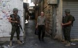Les membres des forces de sécurité palestiniennes montent la garde alors qu'ils patrouillent la ville de Naplouse en Cisjordanie le 23 août, 2016. (Crédit : AFP/ JAAFAR ASHTIYEH)
