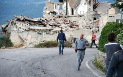 Victimes et sauveteurs parmi les décombres des maisons après un fort tremblement de terre à Amatrice, en Italie, le 24 août 2016. (Crédit : AFP/Filippo Monteforte)