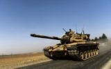 Un tank turc en route vers la Syrie à Karkamis, ville turque frontalière, le 24 août 2016. (Crédit : AFP/Bulent Kilic)