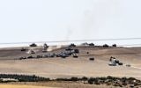 Les tanks turcs et les combattants de l'opposition syrienne pro-Ankara à deux kilomètres à l'ouest de la ville syrienne de Jarablos, à Karkamis, une ville turque frontalière, le 24 août 2016. (Crédit : AFP/Bulent Kilic)