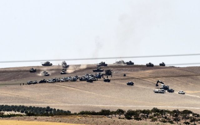 Les tanks turcs et les combattants de l'opposition syrienne pro-Ankara à deux kilomètres à l'ouest de la ville syrienne de Jarablos, à Karkamis, une ville turque frontalière, le 24 août 2016. (Crédit : AFP/Bulent Kilic) Les tanks turcs et les combattants de l'opposition syrienne pro-Ankara à deux kilomètres à l'ouest de la ville syrienne de Jarablos, à Karkamis, une ville turque frontalière, le 24 août 2016. (Crédit : AFP/Bulent Kilic)