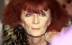 Cette photo d'archives prise le 22 octobre 2000 montre Sonia Rykiel arriver à l'université de la Sorbonne à Paris pour un débat sur la contribution de la mode et de la culture à l'économie.,(Crédit : Jean-Pierre MULLER)