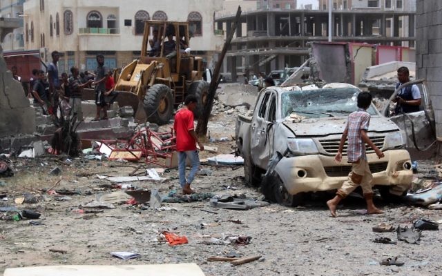 Des Yéménites inspectent le site d'un attentat à la voiture suicide revendiqué par le groupe de l'Etat islamique le 29 août 2016 au centre de recrutement de l'armée dans la ville yéménite d'Aden. (Crédit : AFP/Saleh Al-Obeidi) Des Yéménites inspectent le site d'un attentat à la voiture suicide revendiqué par le groupe de l'Etat islamique le 29 août 2016 au centre de recrutement de l'armée dans la ville yéménite d'Aden. (Crédit : AFP/Saleh Al-Obeidi)