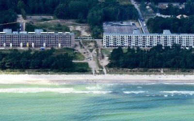 Cette photo a été prise le 18 août 2016 et montre une vue aérienne des appartements de luxe récemment créés sur le site du patrimoine protégé de Prora, près de Binz, sur l'île de Ruegen '(Crédit : AFP PHOTO / TOBIAS SCHWARZ)