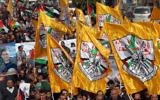 Manifestants palestiniens avec le drapeau du Fatah, à Hébron, dans le centre de la Cisjordanie, le 4 novembre 2015. (Crédit : AFP/Hazem Bader)