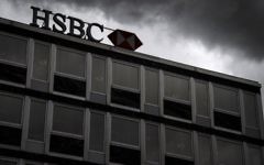 Les nuages s'accumulent au-dessus de la banque suisse HSBC, dans le centre de Genève, le 14 juin 2013. (Crédit : AFP/Fabrice Coffrini)