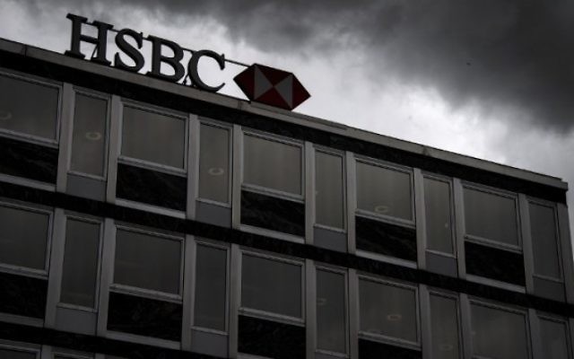 Les nuages s'accumulent au-dessus de la banque suisse HSBC, dans le centre de Genève, le 14 juin 2013. (Crédit : AFP/Fabrice Coffrini) Les nuages s'accumulent au-dessus de la banque suisse HSBC, dans le centre de Genève, le 14 juin 2013. (Crédit : AFP/Fabrice Coffrini)