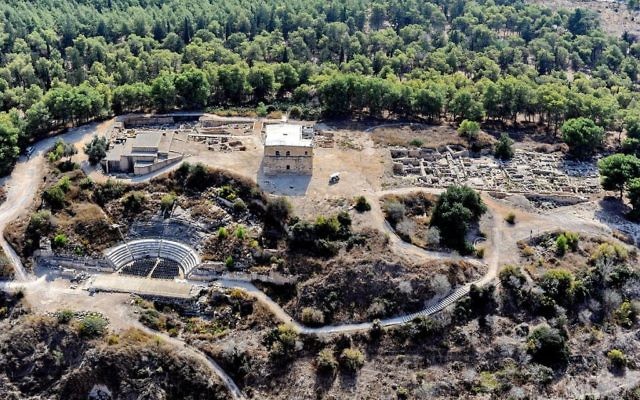 Vue aérienne du site archéologique de Zippori, en 2013. (Crédit : AVRAMGR - travail personnel/CC BY-SA 4.0/WikiCommons) Vue aérienne du site archéologique de Zippori, en 2013. (Crédit : AVRAMGR - travail personnel/CC BY-SA 4.0/WikiCommons)
