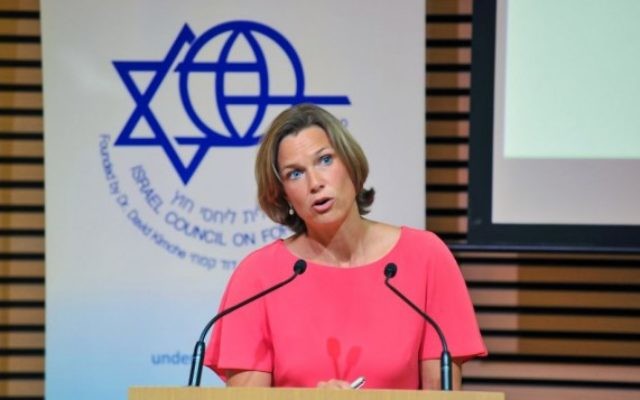 Katharina von Schnurbein, coordinatrice de la lutte contre l’antisémitisme de l'Union européenne, devant le Conseil d'Israël pour les relations étrangères, à Jérusalem, le 14 juillet 2016. (Crédit : Andres Lacko)