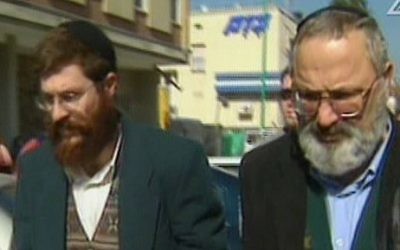 Eli Cohen, à droite, et Avihai Weinstein sont suspectés d'avoir vendu des armes à l'Iran. (Crédit : capture d'écran Deuxième chaîne)