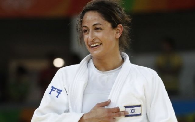 La judokate israélienne Yarden regarde le drapeau israélien après avoir battu la japonaise Miku Tashiro pour gagner le bronze du tournoi de judo féminin des -63kg aux Jeux olympiques de Rio, le 9 août 2016. (Crédit : AFP/Jacques Guez) La judokate israélienne Yarden regarde le drapeau israélien après avoir battu la japonaise Miku Tashiro pour gagner le bronze du tournoi de judo féminin des -63kg aux Jeux olympiques de Rio, le 9 août 2016. (Crédit : AFP/Jacques Guez)