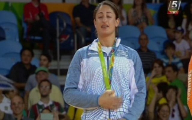 La judokate israélienne Yarden Gerbi tient sa médaille de bronze, obtenue dans le tournoi de judo féminin des -63kg aux Jeux olympiques de Rio, le 9 août 2016. (Crédit : capture d’écran Chaîne 55) La judokate israélienne Yarden Gerbi tient sa médaille de bronze, obtenue dans le tournoi de judo féminin des -63kg aux Jeux olympiques de Rio, le 9 août 2016. (Crédit : capture d’écran Chaîne 55)