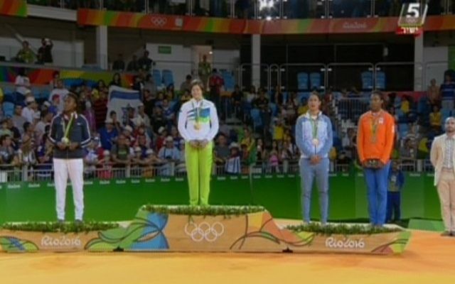 La judokate israélienne Yarden Gerbi (2° à droite) avec les autres médaillées du tournoi de judo féminin des -63kg aux Jeux olympiques de Rio, le 9 août 2016. (Crédit : capture d’écran Chaîne 55) La judokate israélienne Yarden Gerbi (2° à droite) avec les autres médaillées du tournoi de judo féminin des -63kg aux Jeux olympiques de Rio, le 9 août 2016. (Crédit : capture d’écran Chaîne 55)