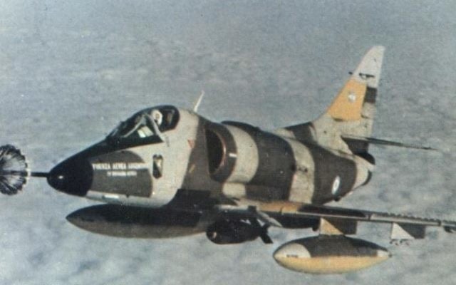 Une photo historique de la IV Brigade Air A-4C Skyhawk 'C-313 de larmée de l'air argentine au cours de la guerre des Malouines (Crédit : Domaine public) Une photo historique de la IV Brigade Air A-4C Skyhawk 'C-313 de larmée de l'air argentine au cours de la guerre des Malouines (Crédit : Domaine public)