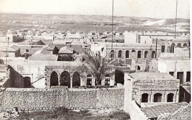 Une photographie de Beer Sheva dans les années 1950 (Crédit : The Encyclopedia of Israel in Pictures / Wikimedia)