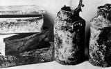 Boîtes métalliques et bidons de lait dans lesquels les archives de 'Oneg Shabbat' ont été enterrés en 1942 et 1943. (domaine public)