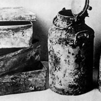 Boîtes métalliques et bidons de lait dans lesquels les archives de 'Oneg Shabbat' ont été enterrés en 1942 et 1943. (domaine public)