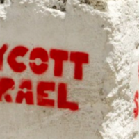 Un graffiti pro-BDS sur un barrage routier dans la ville de Hébron, en Cisjordanie, où l'on peut lire « Boycott Israël ». (Crédit : Hazem Bader/AFP)