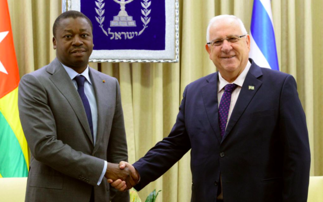 Le président israélien Reuven Rivlin et le président Gnassingbe du Togo, le 10 août 2016 à Jérusalem (Crédit : Mark Neiman/GPO) Le président israélien Reuven Rivlin et le président Gnassingbe du Togo, le 10 août 2016 à Jérusalem (Crédit : Mark Neiman/GPO)